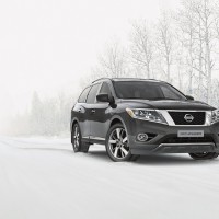 Nissan Pathfinder: спереди справа