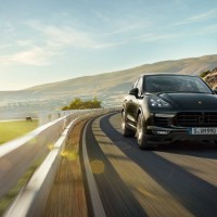 Porsche Cayenne Turbo S: спереди справа